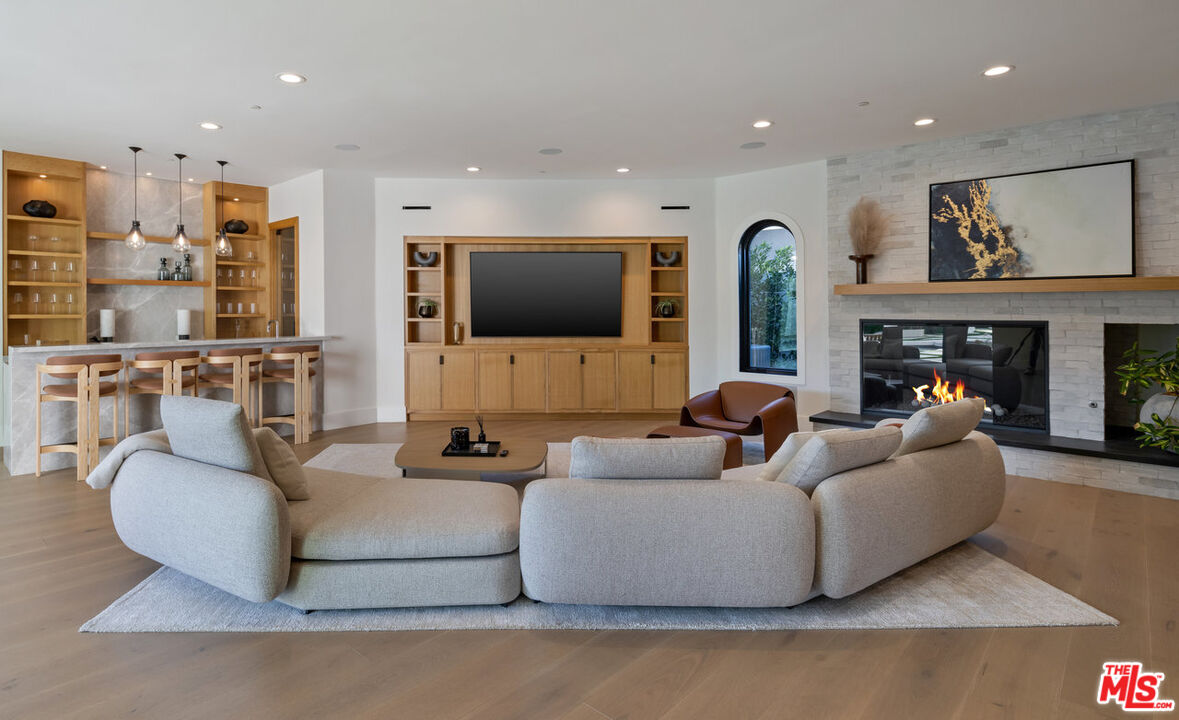 7052 Dume Dr