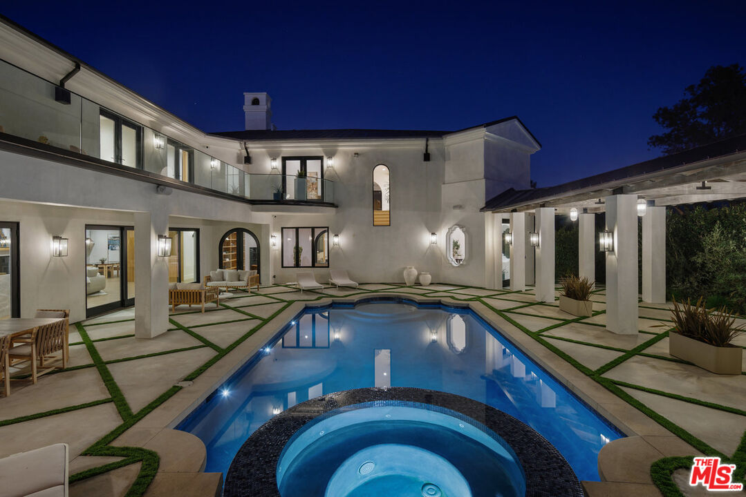 7052 Dume Dr