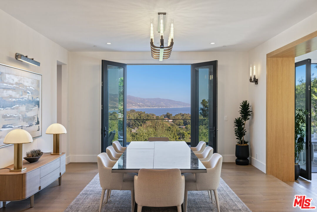 7052 Dume Dr