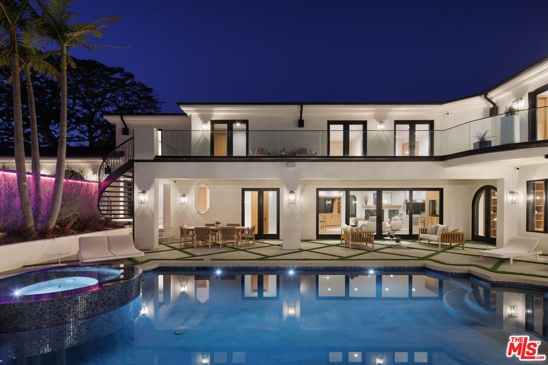 7052 Dume Dr