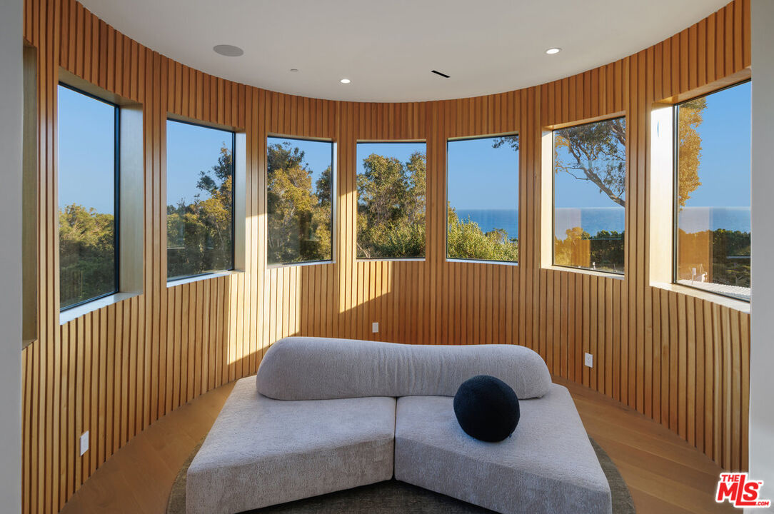 7052 Dume Dr