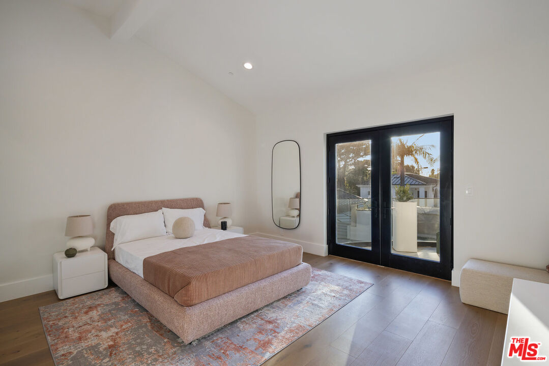 7052 Dume Dr