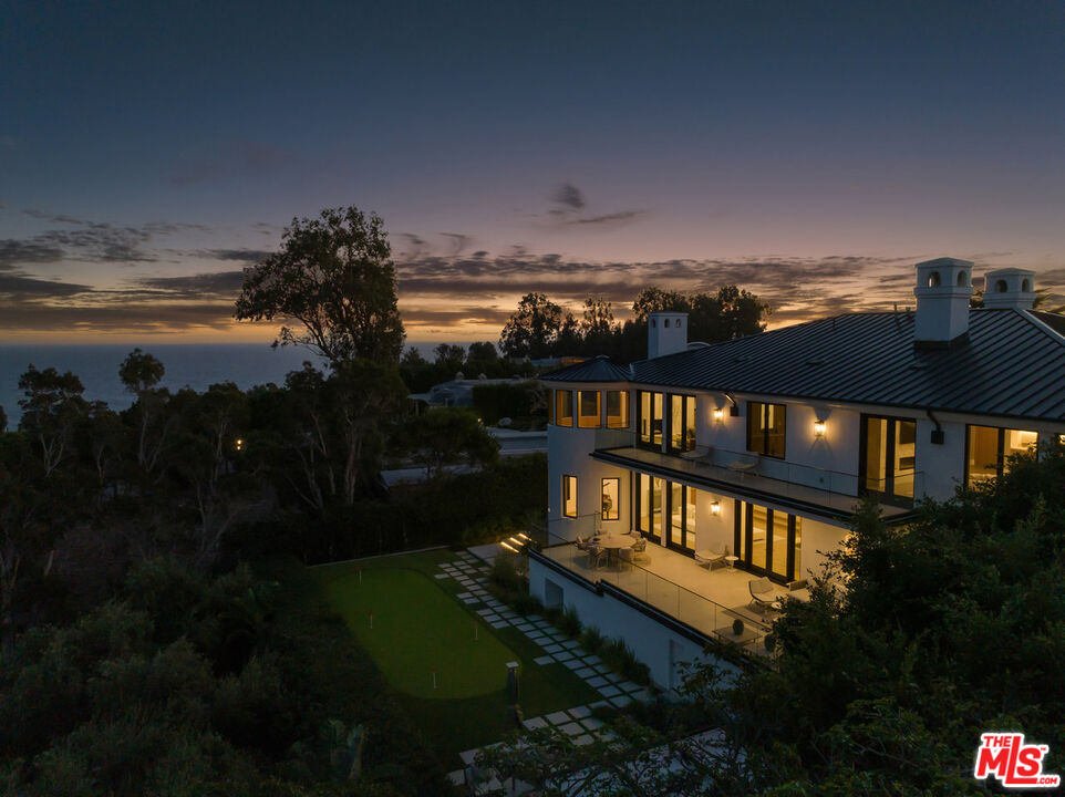 7052 Dume Dr