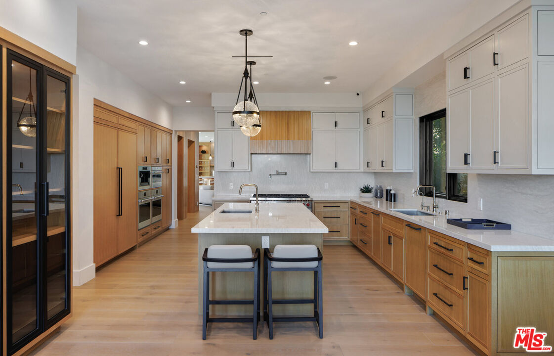 7052 Dume Dr