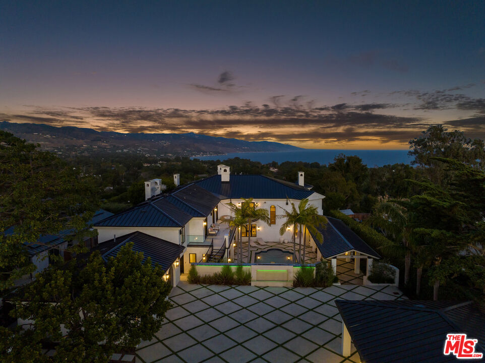 7052 Dume Dr