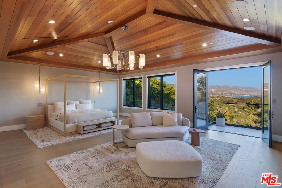 7052 Dume Dr
