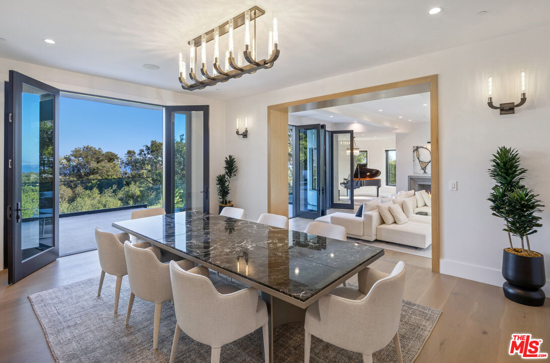 7052 Dume Dr