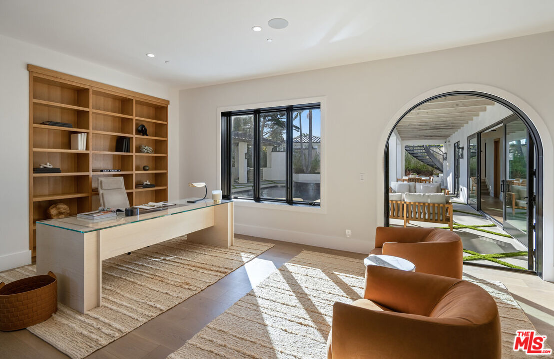 7052 Dume Dr
