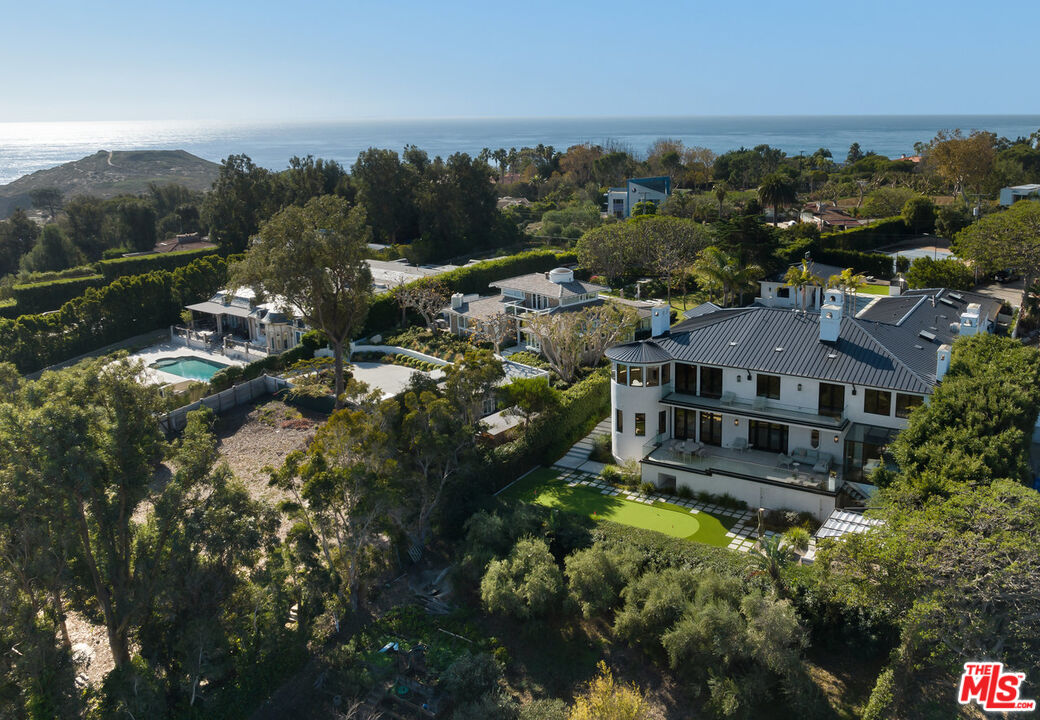7052 Dume Dr