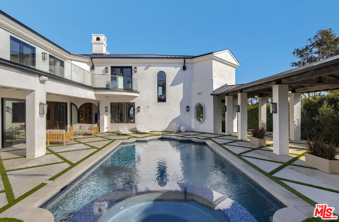 7052 Dume Dr