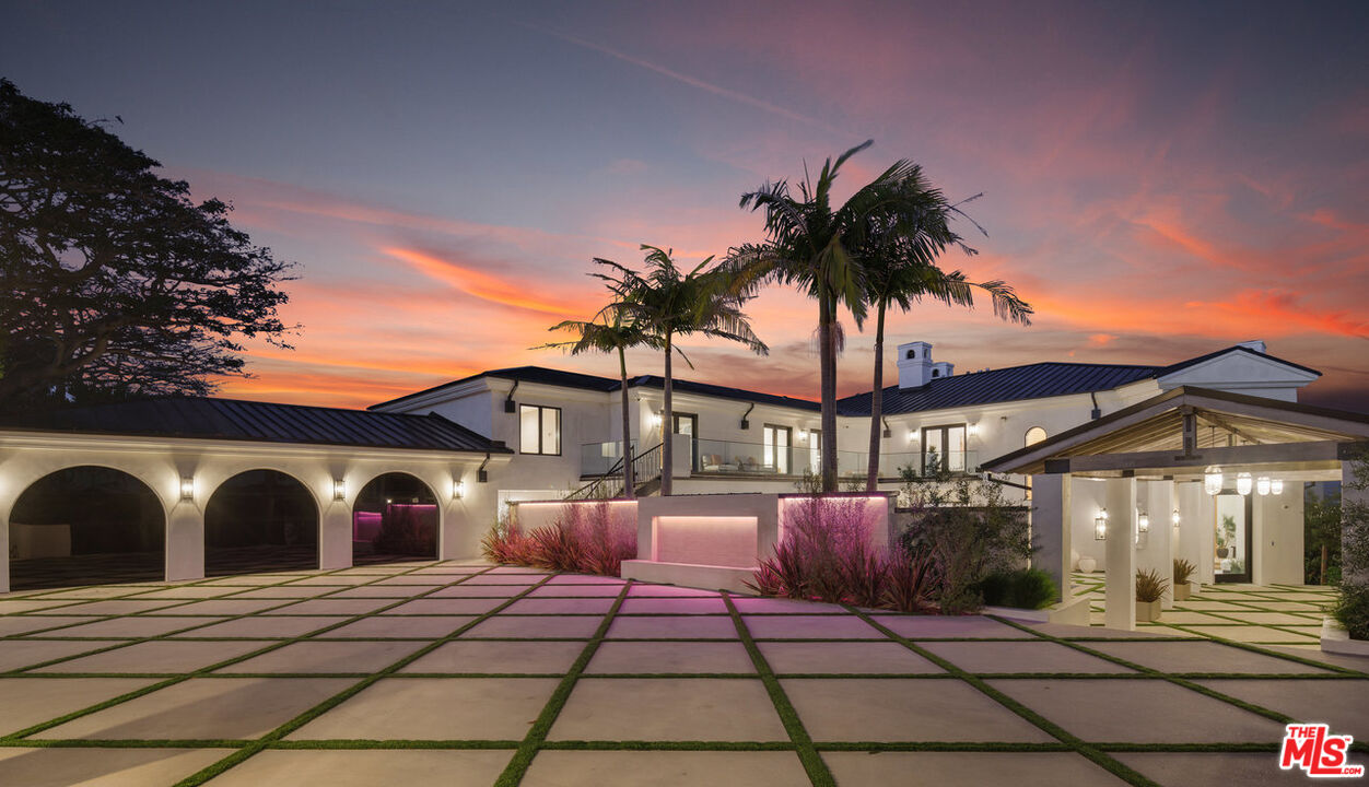 7052 Dume Dr