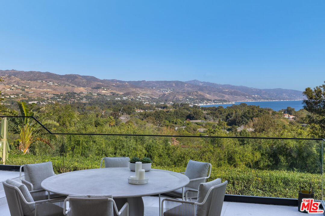 7052 Dume Dr