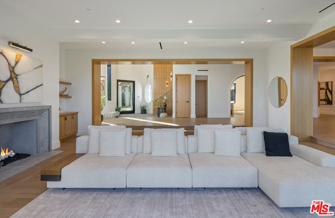 7052 Dume Dr