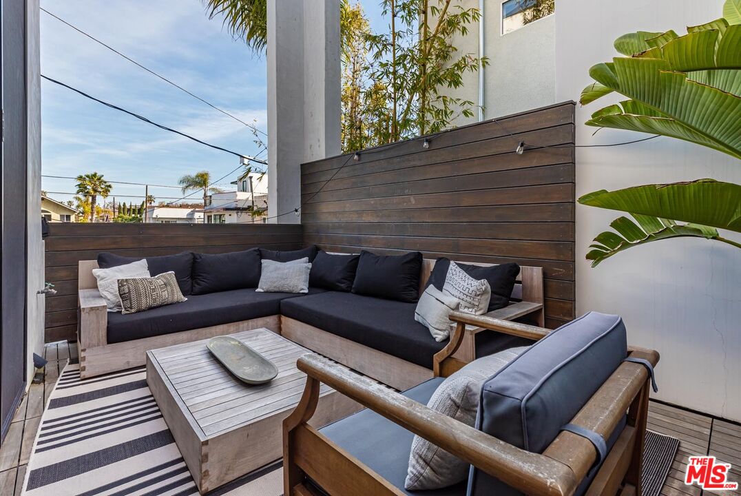 214 S Venice Blvd
