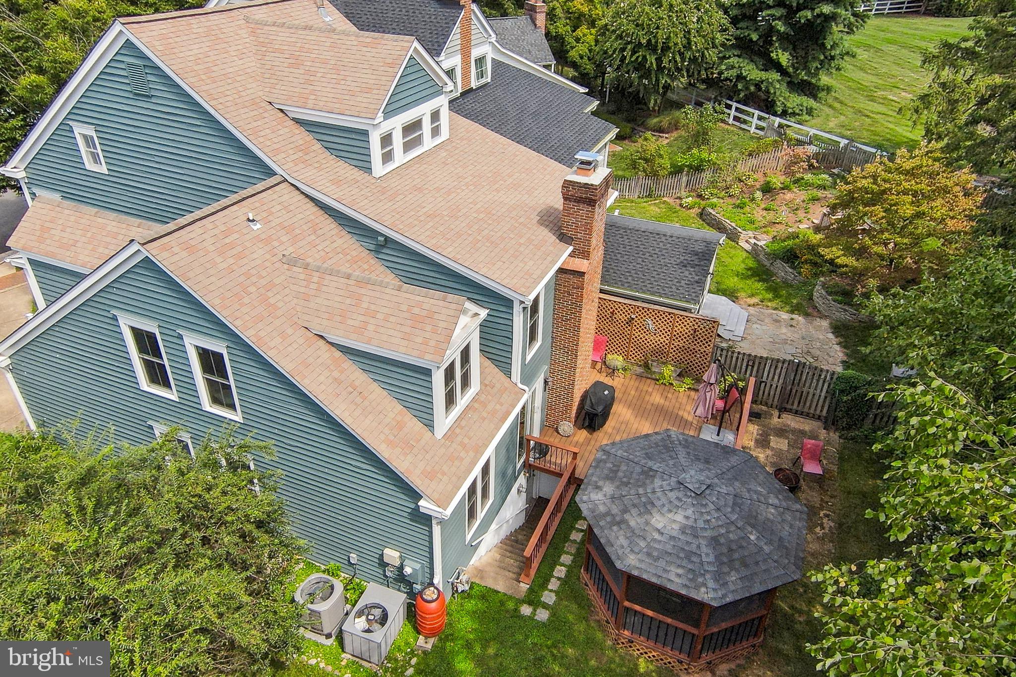 215 Andover Ct NE