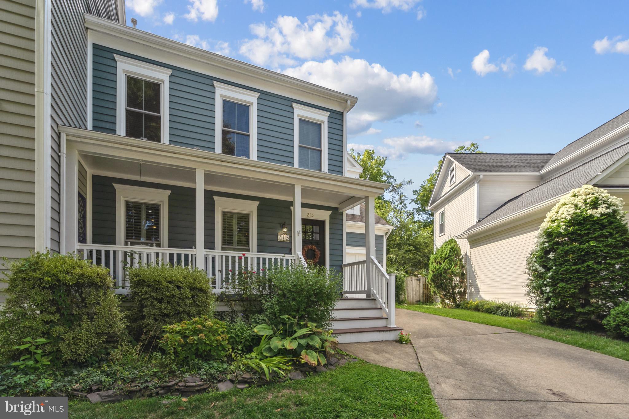 215 Andover Ct NE
