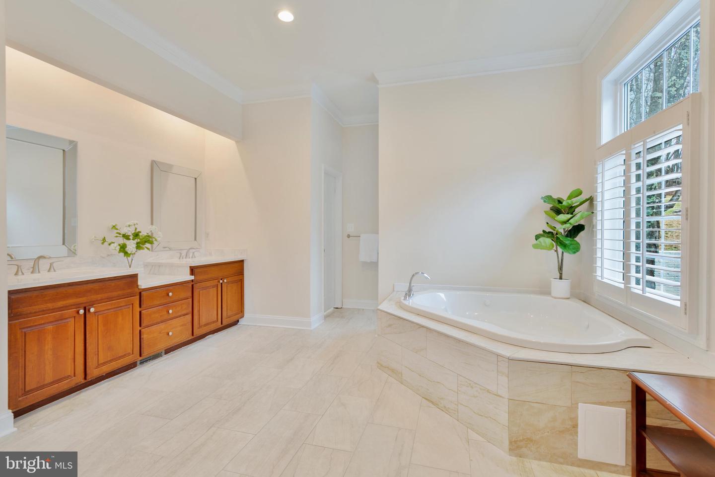 14812 Manor View