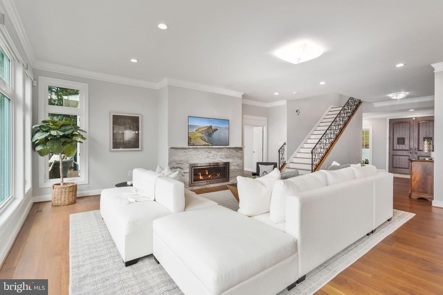 14812 Manor View