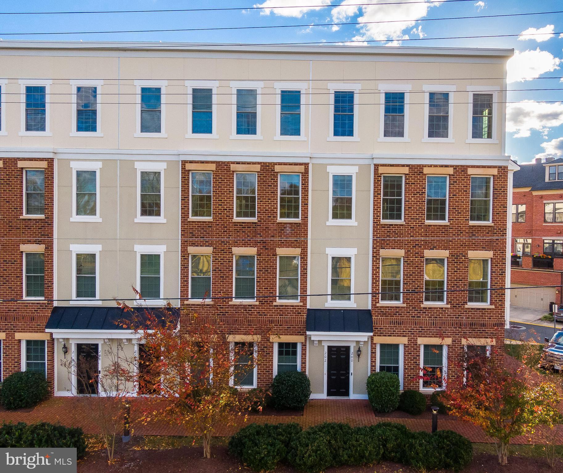 202 MURDOCH SQUARE SE