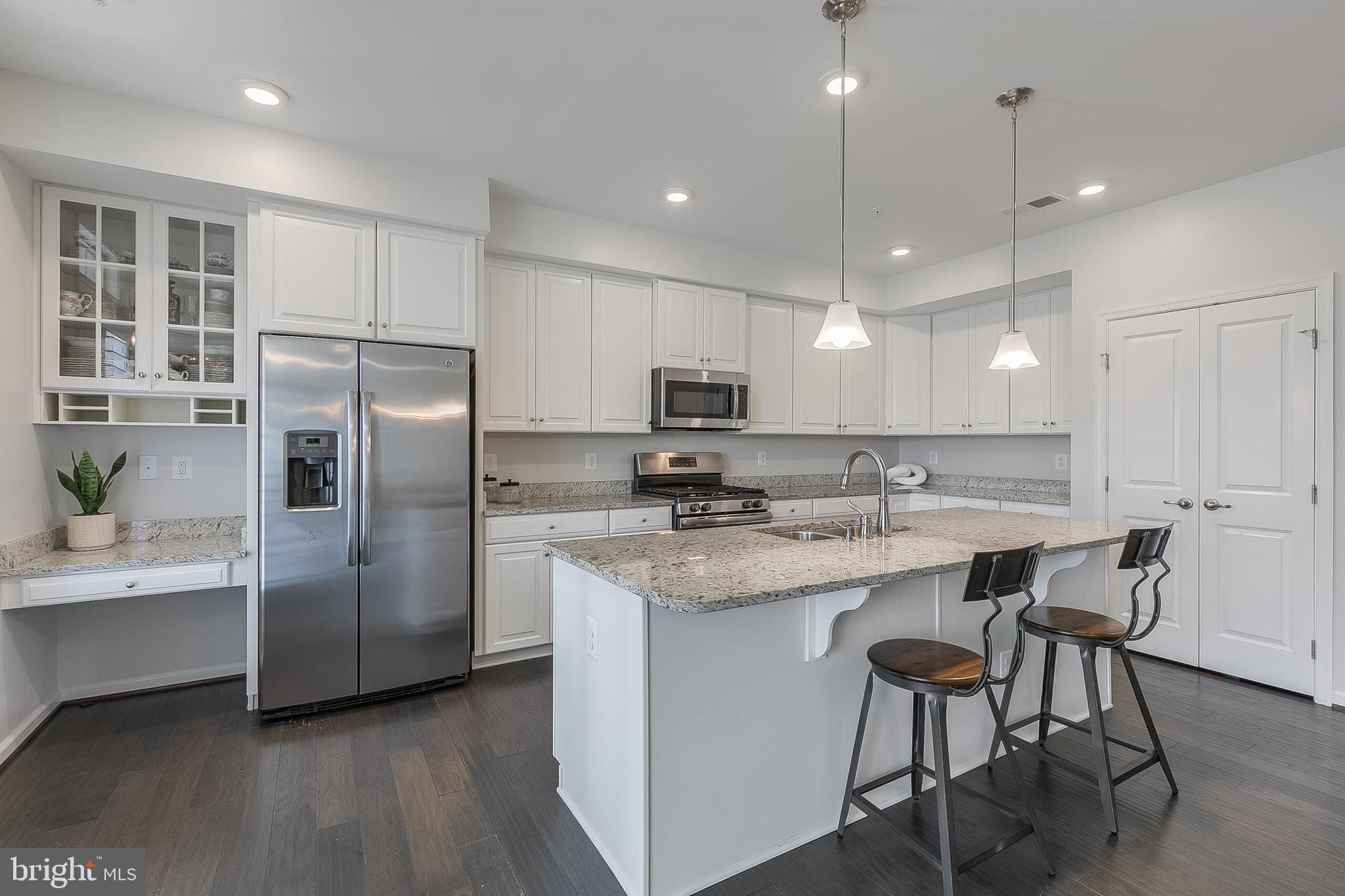 202 MURDOCH SQUARE SE