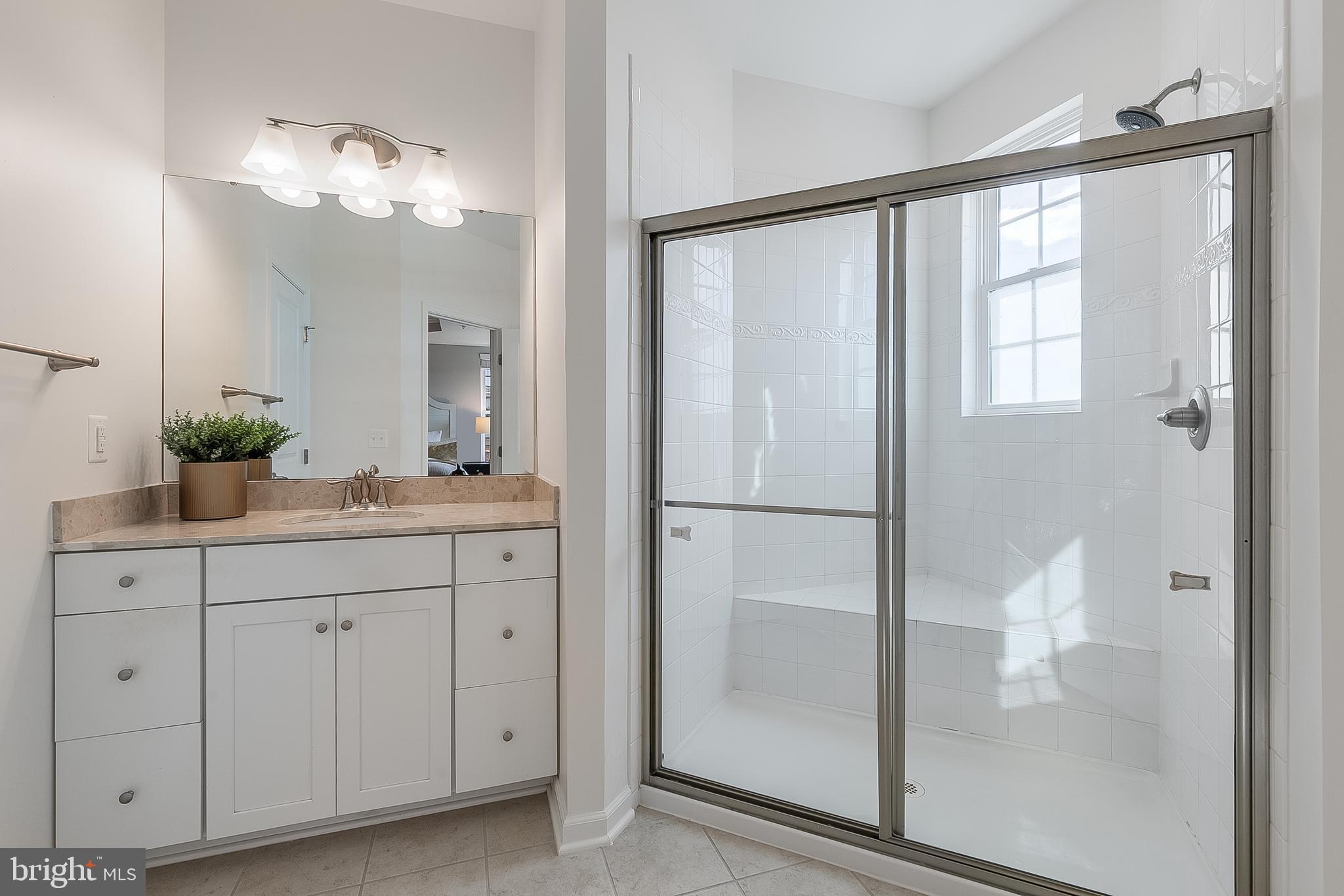 202 MURDOCH SQUARE SE