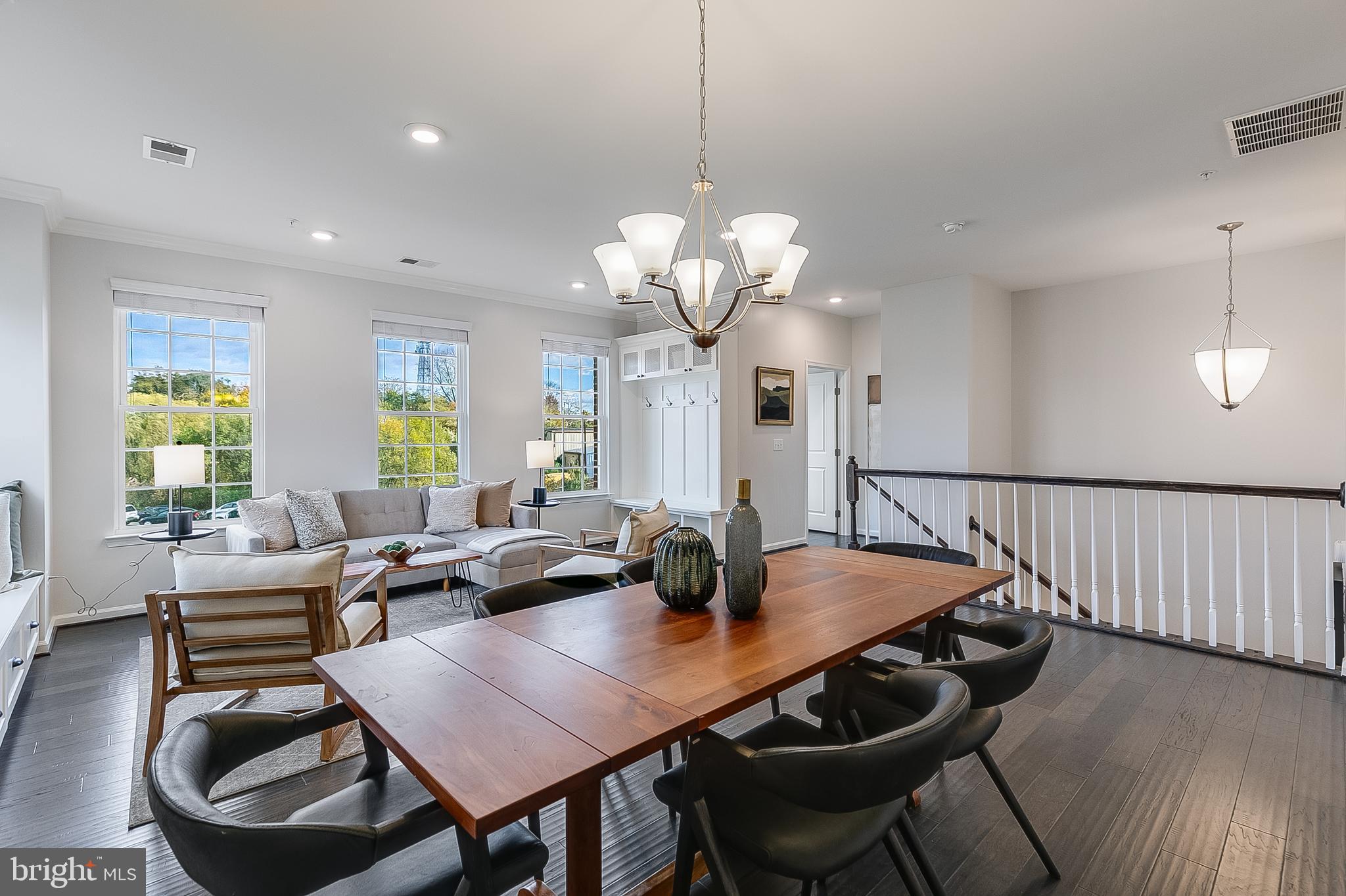 202 MURDOCH SQUARE SE