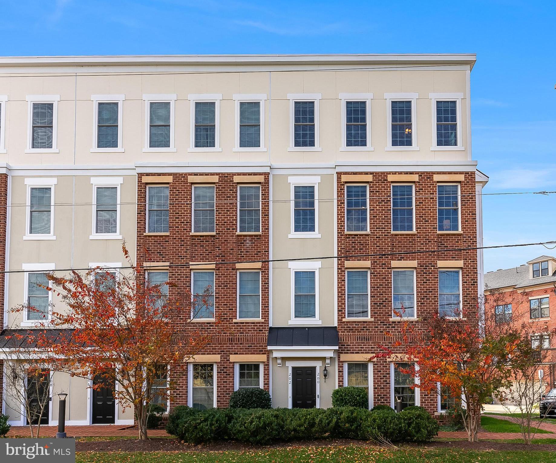 202 MURDOCH SQUARE SE