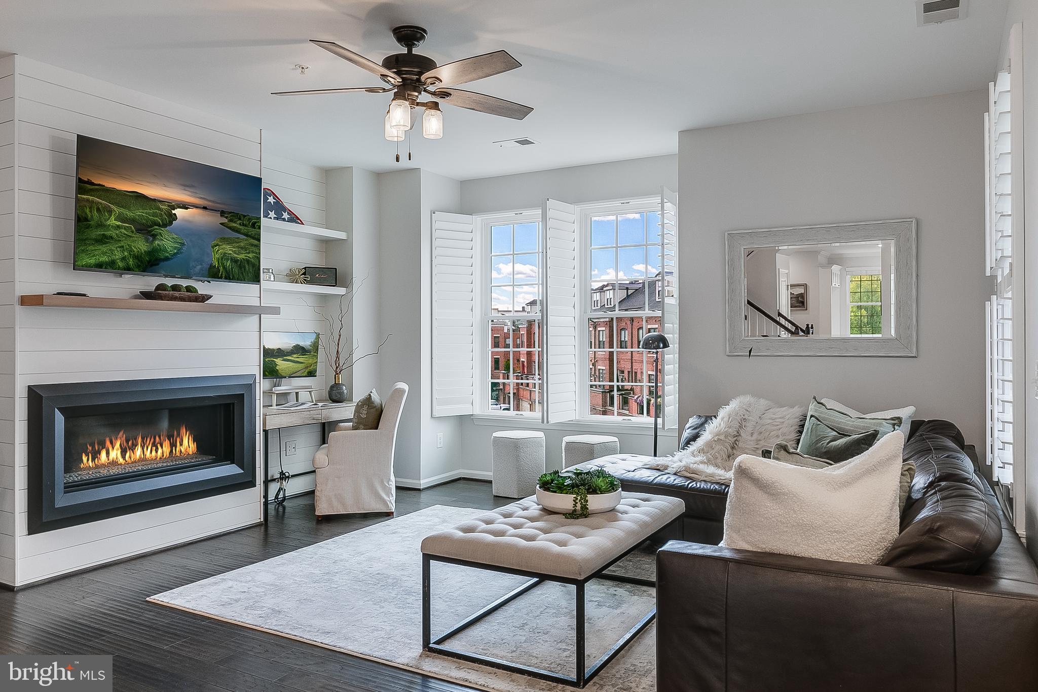 202 MURDOCH SQUARE SE