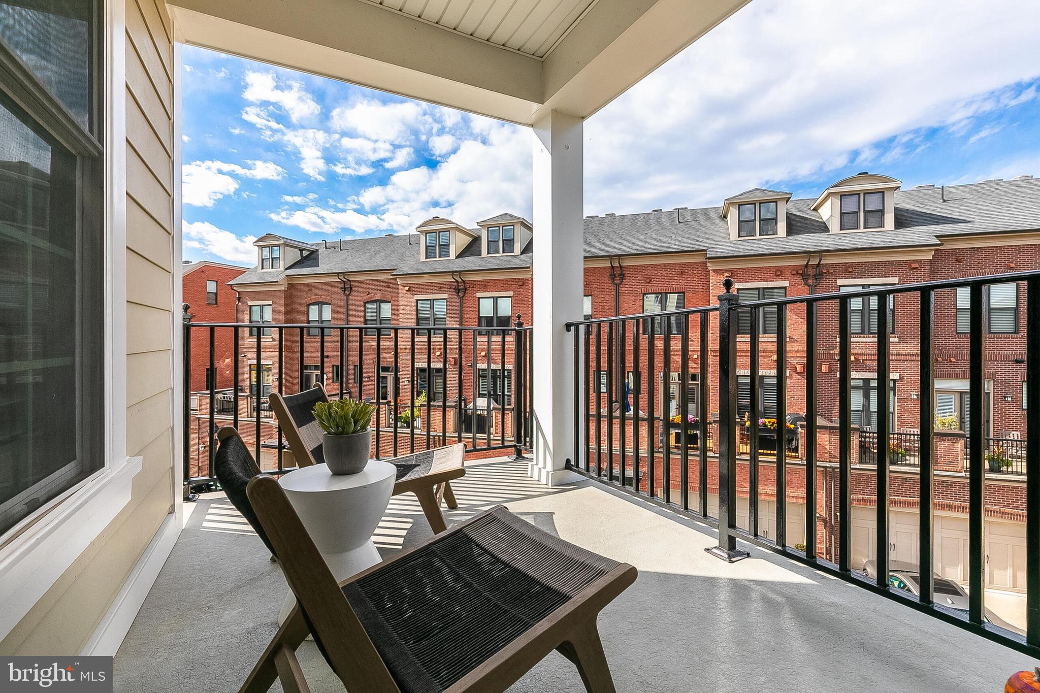 202 MURDOCH SQUARE SE