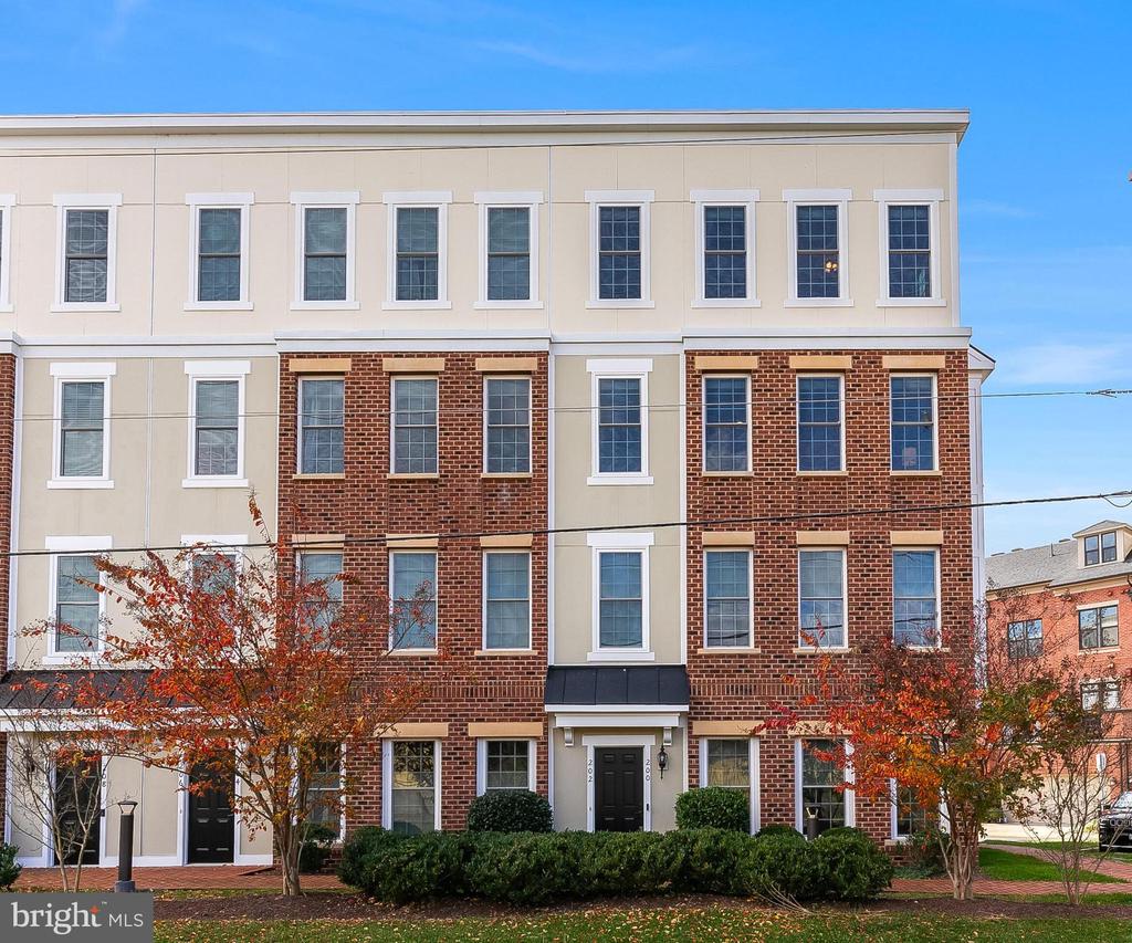 202 MURDOCH SQUARE SE