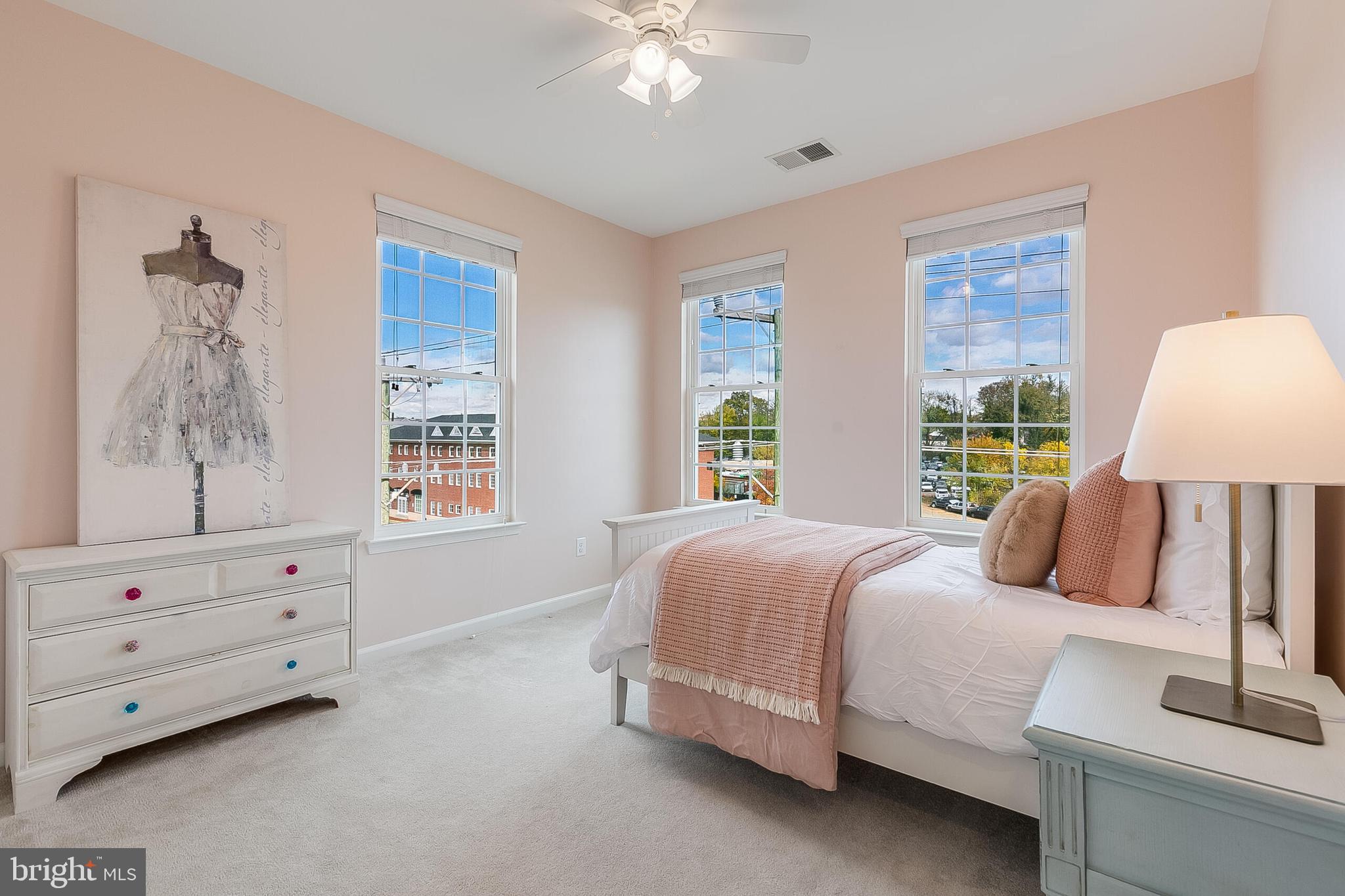 202 MURDOCH SQUARE SE