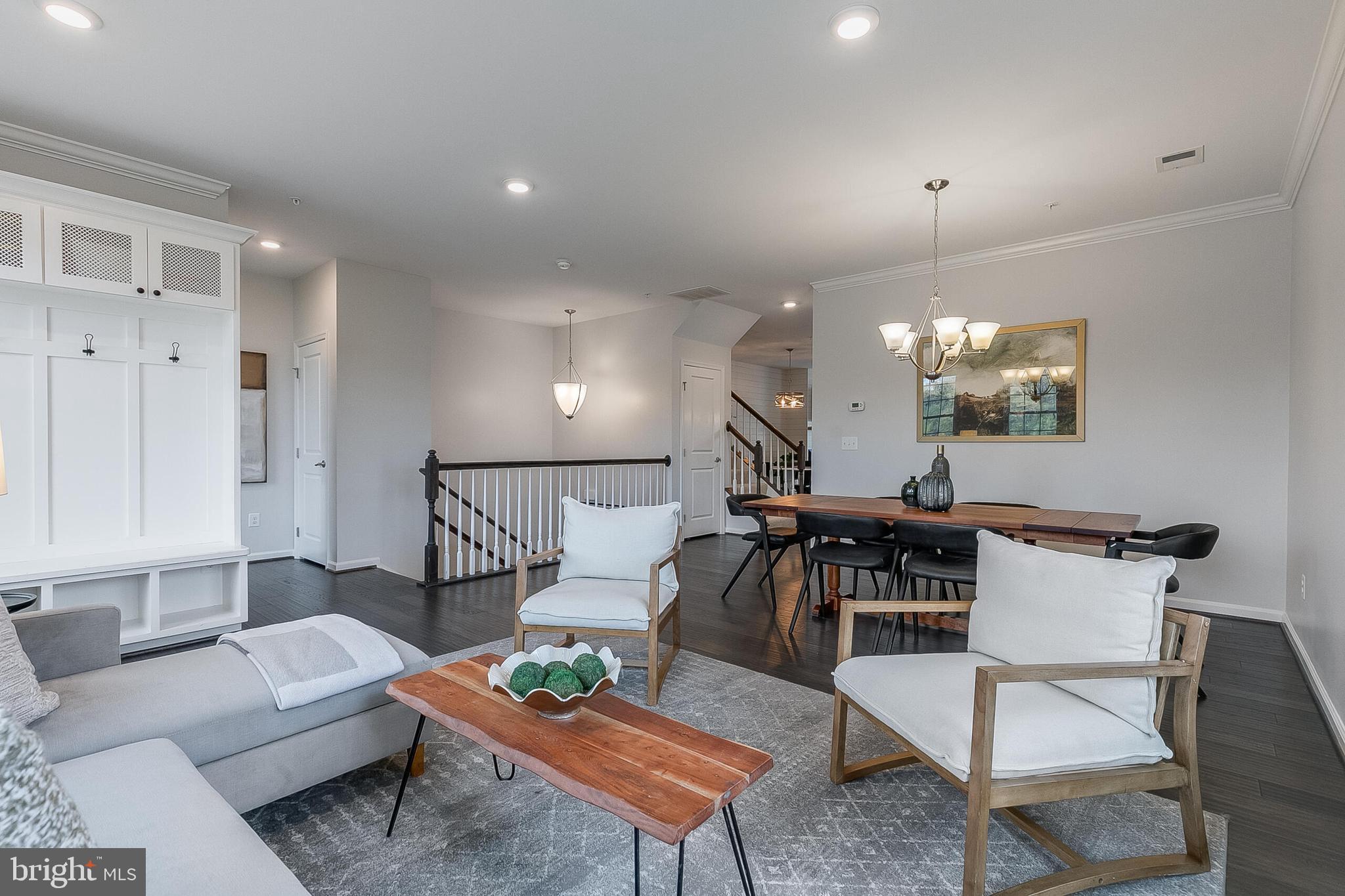 202 MURDOCH SQUARE SE