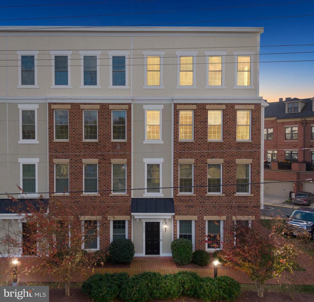 202 MURDOCH SQUARE SE