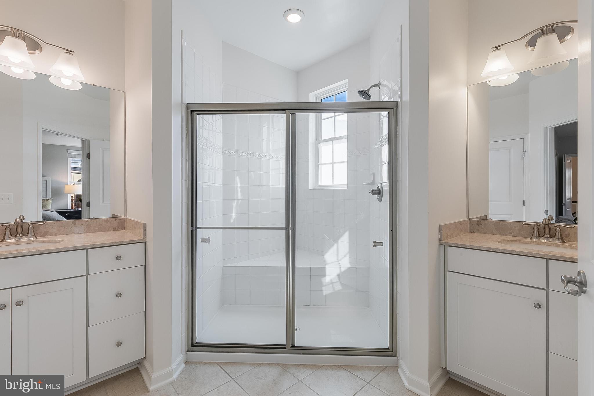 202 MURDOCH SQUARE SE