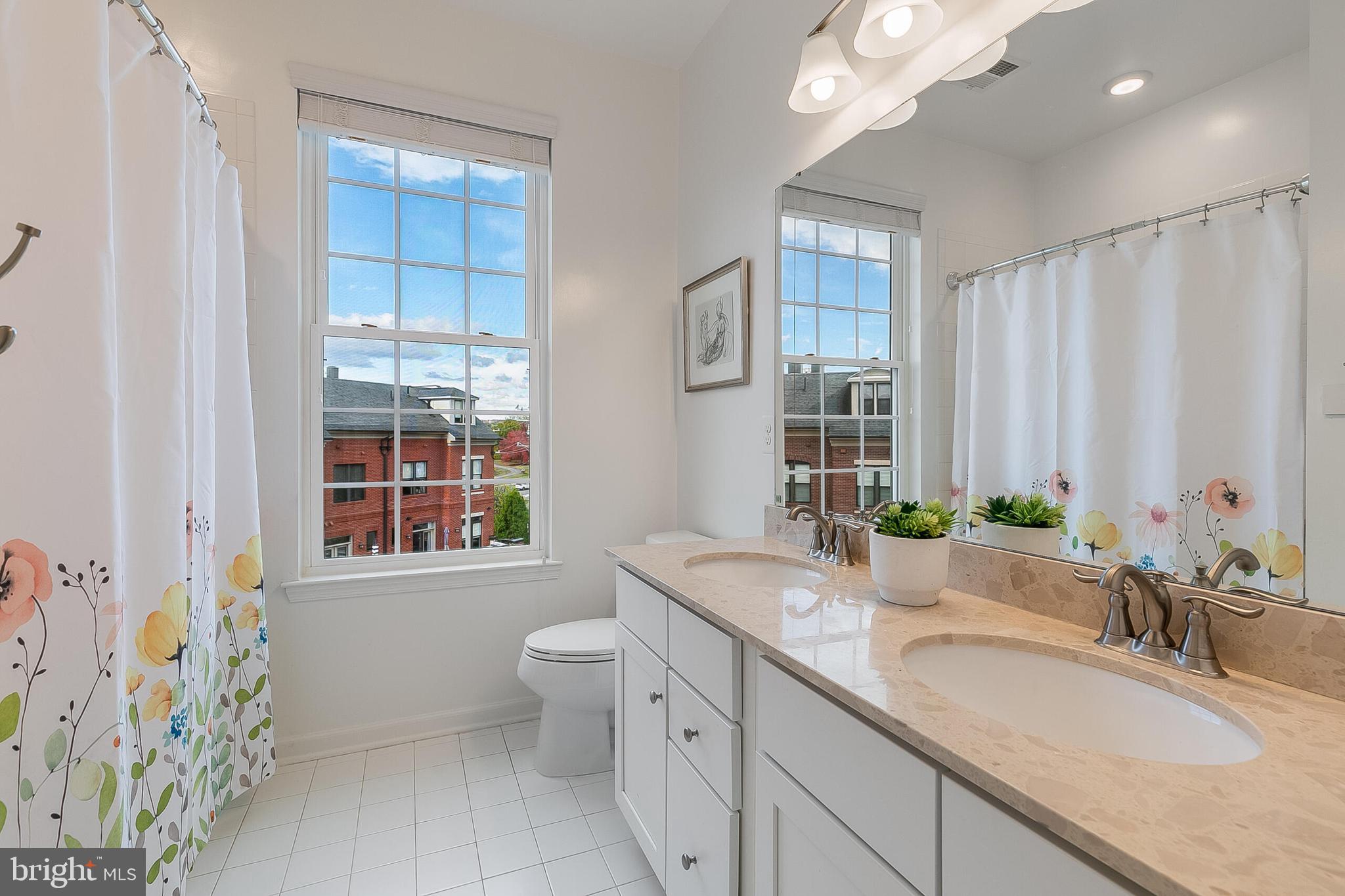 202 MURDOCH SQUARE SE