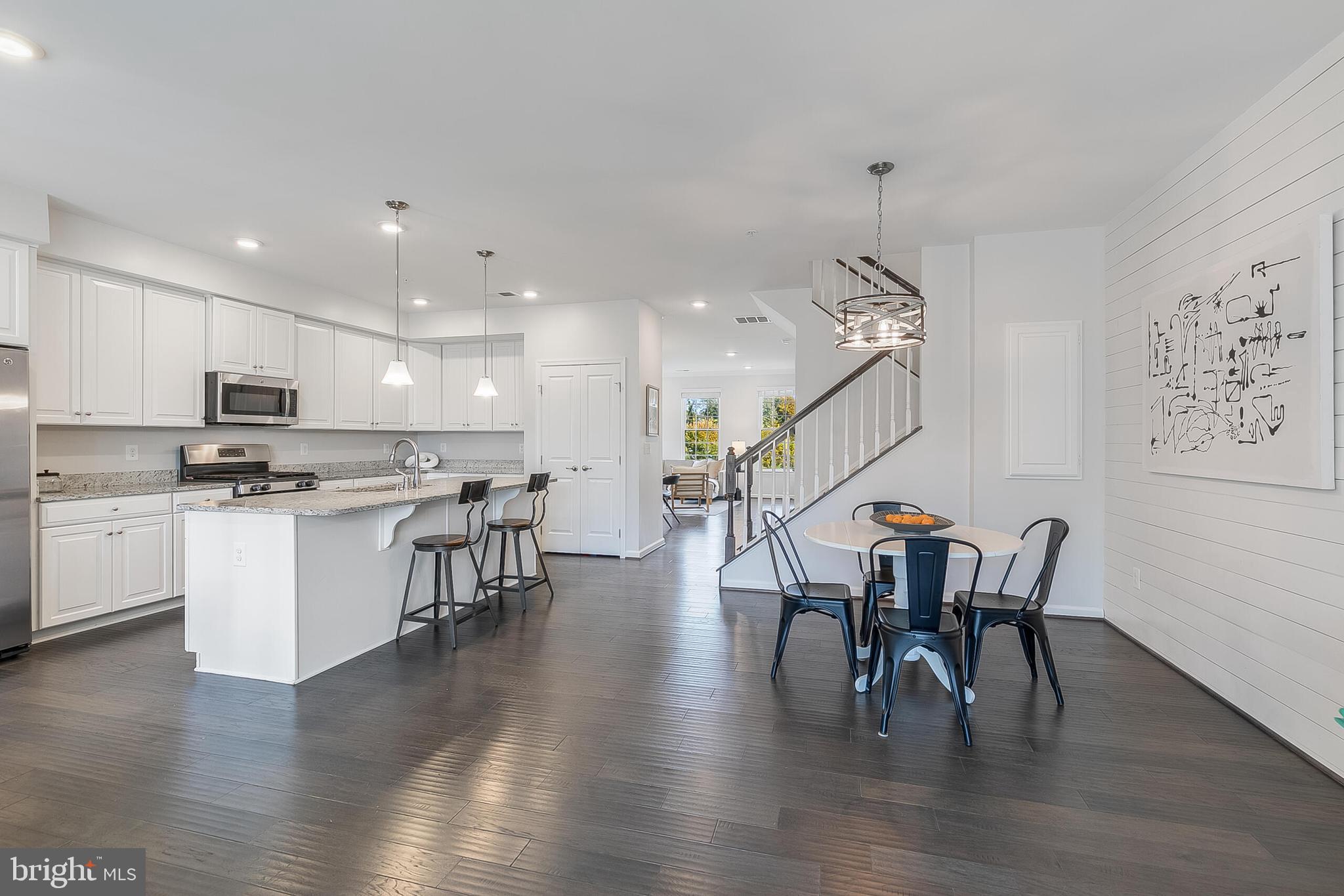 202 MURDOCH SQUARE SE