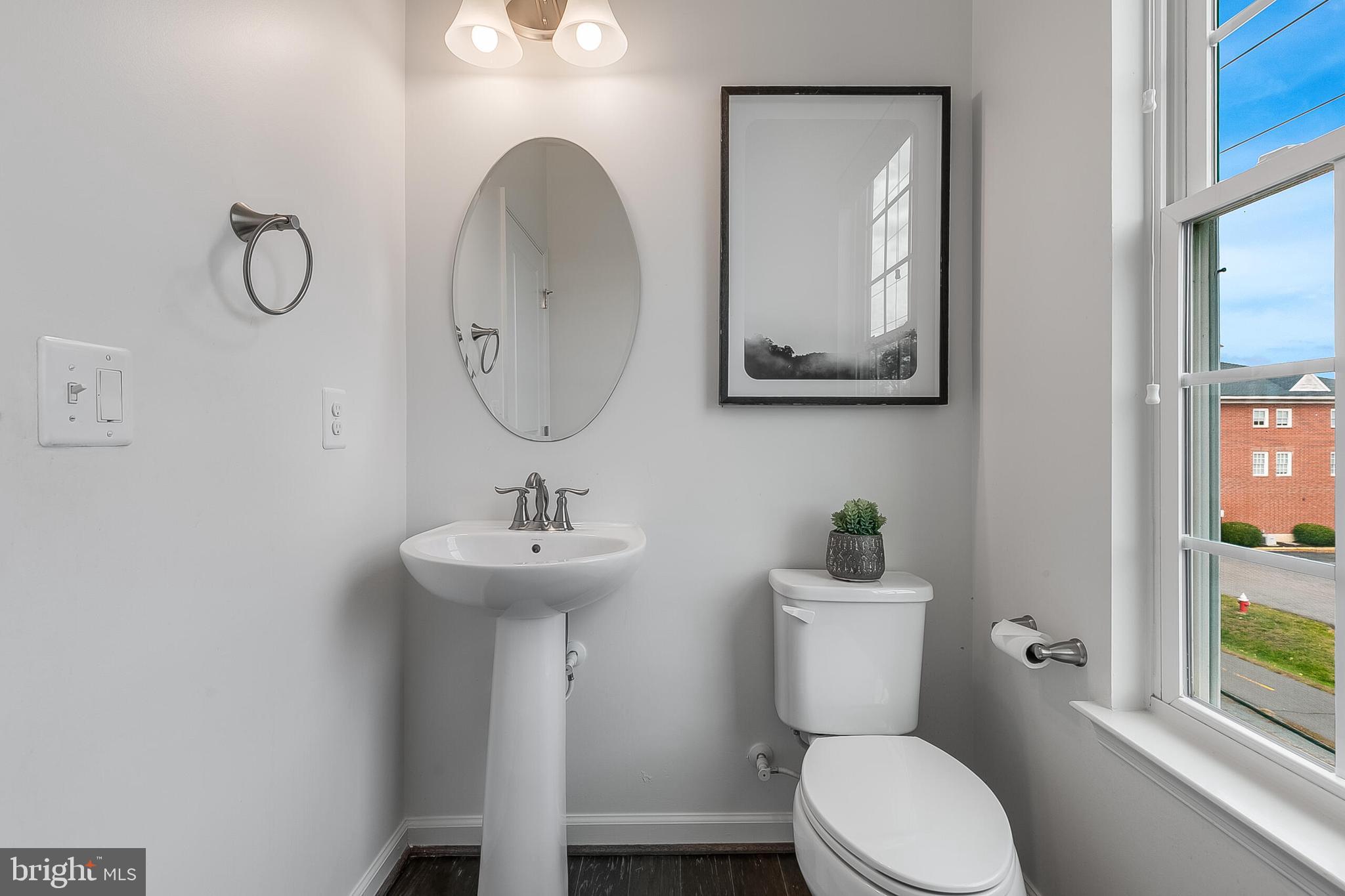 202 MURDOCH SQUARE SE