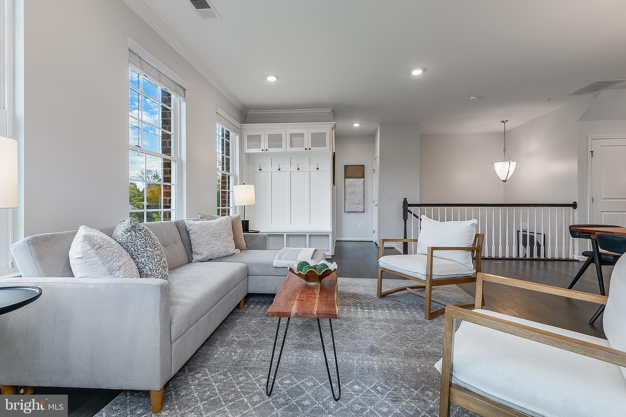 202 MURDOCH SQUARE SE