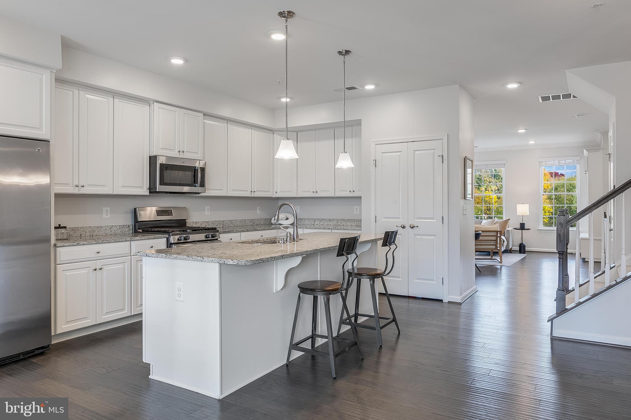 202 MURDOCH SQUARE SE