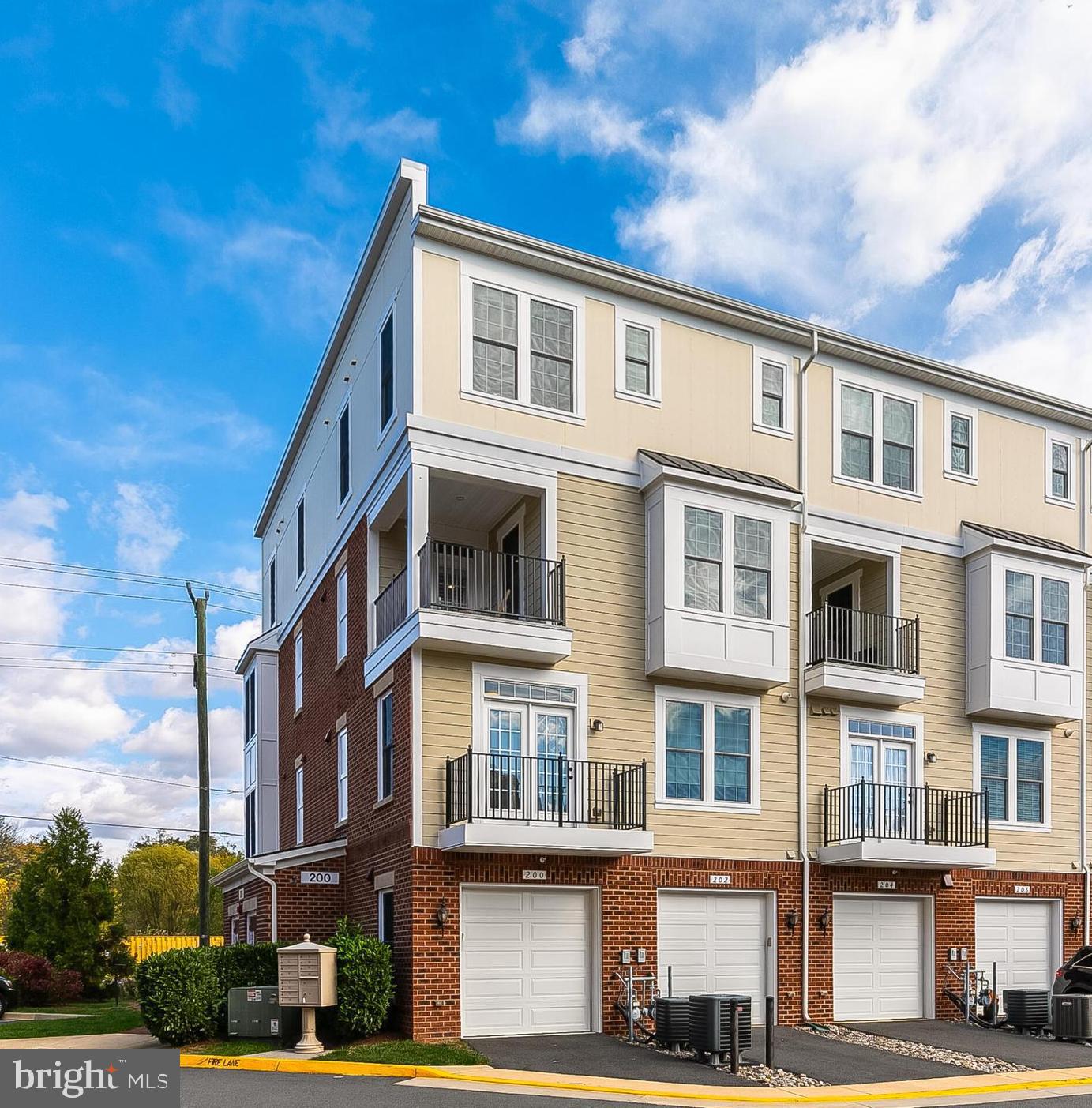 202 MURDOCH SQUARE SE