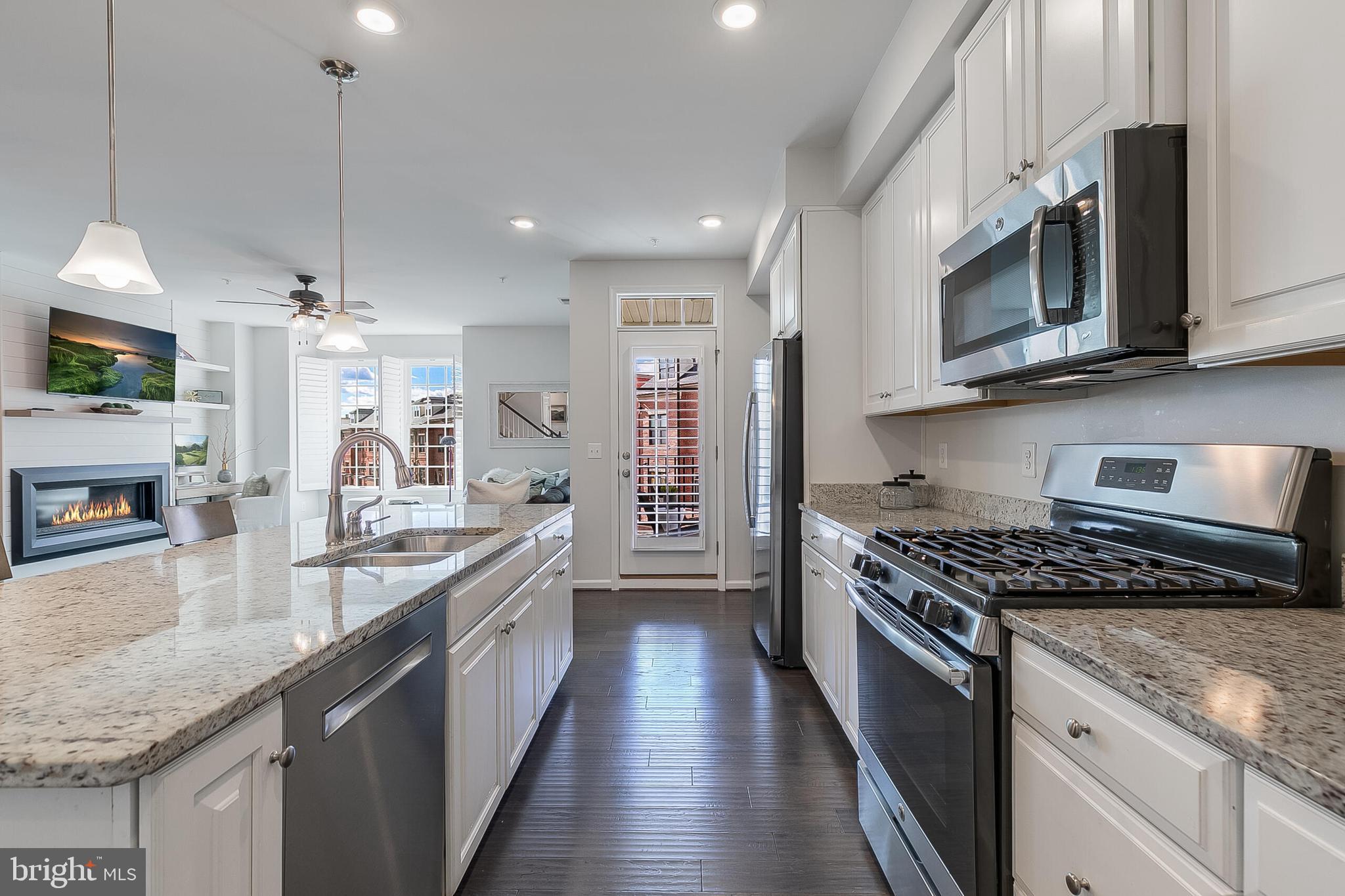 202 MURDOCH SQUARE SE