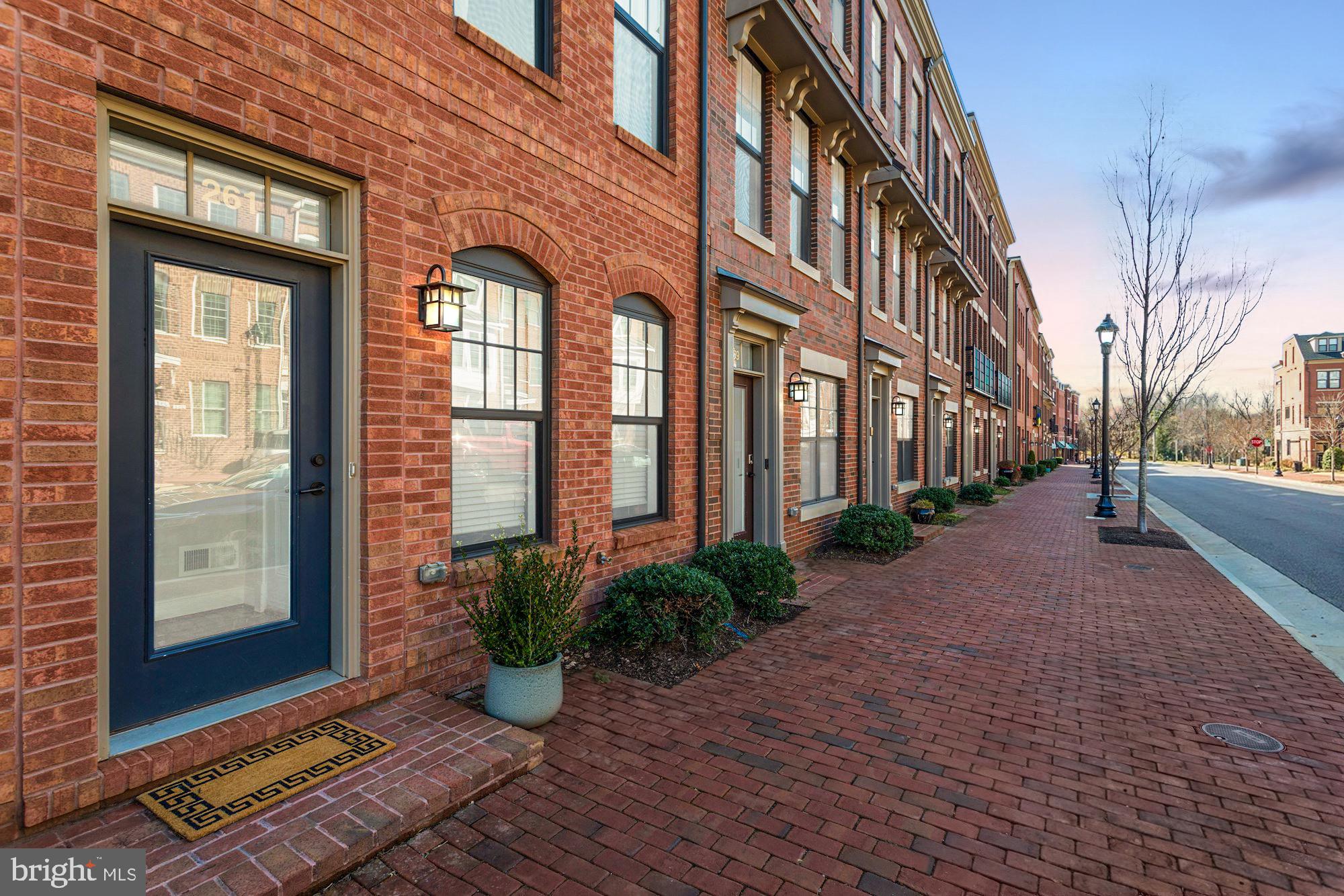 261 CRESCENT STATION TERRACE SE