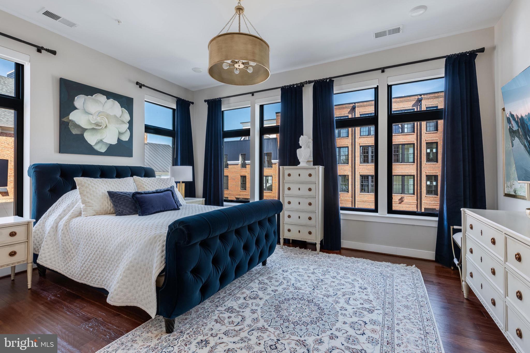 2 STATIONMASTER STREET SE 202