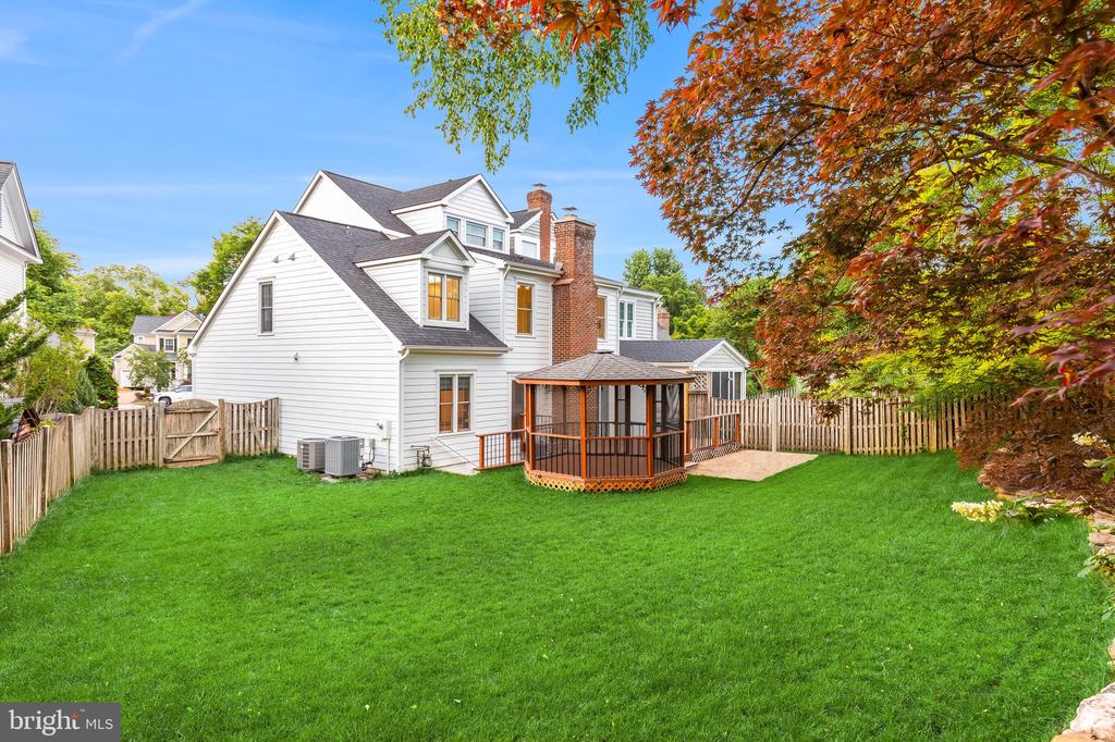 215 ANDOVER COURT NE