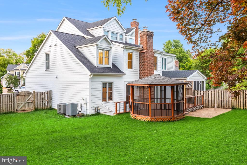 215 ANDOVER COURT NE
