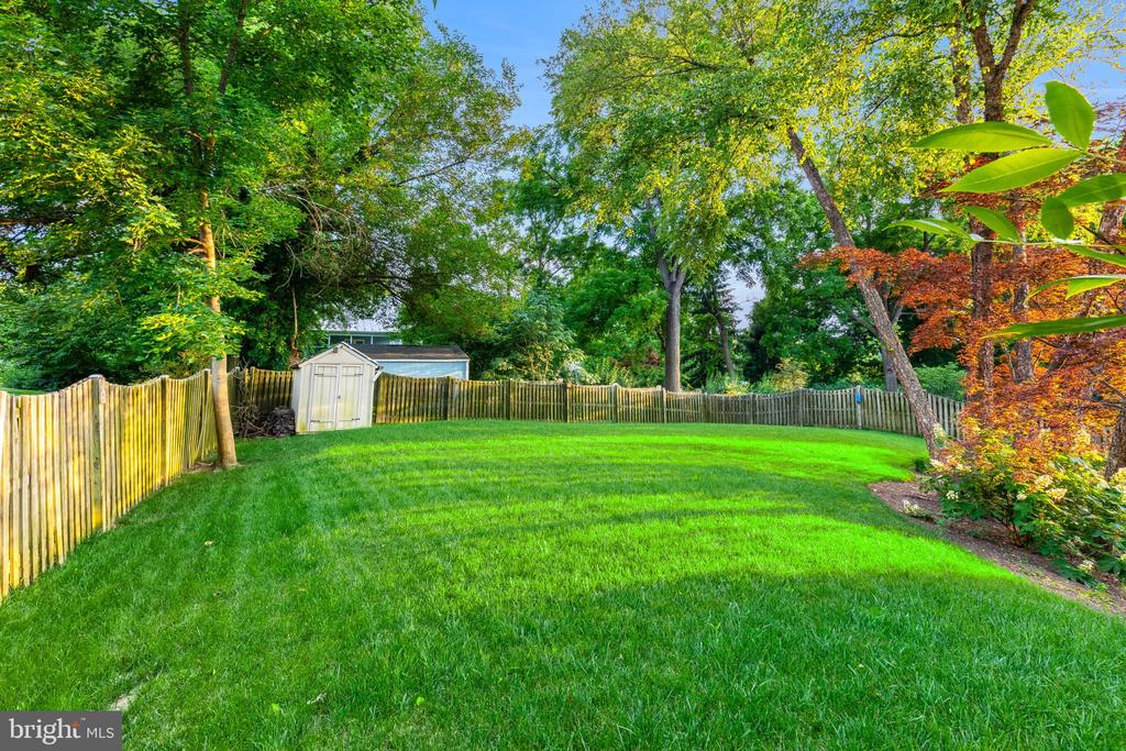 215 ANDOVER COURT NE