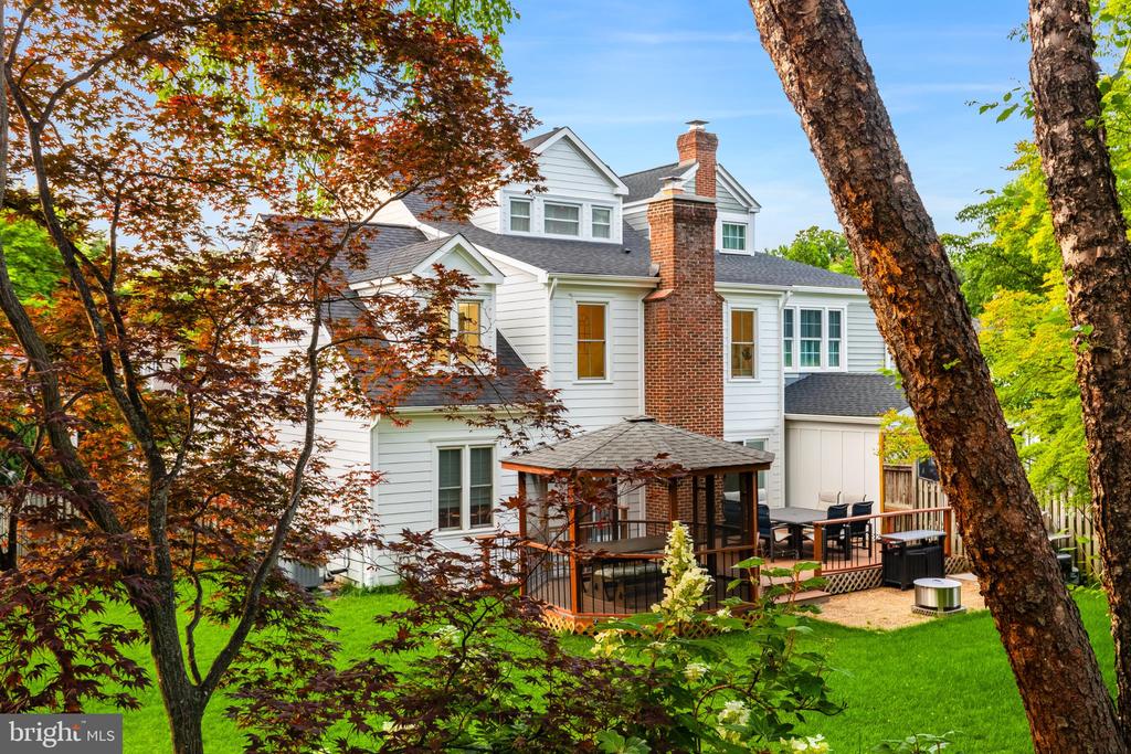 215 ANDOVER COURT NE