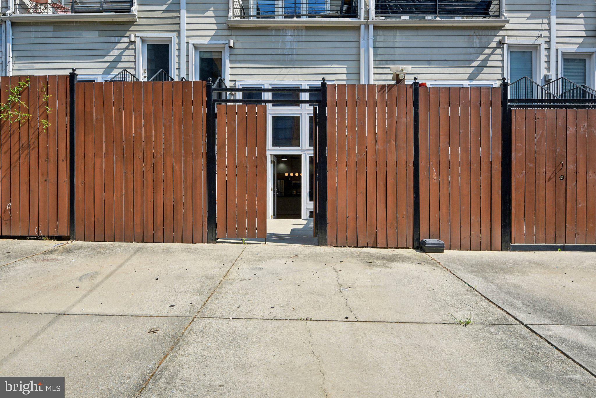 215 R St NE #A