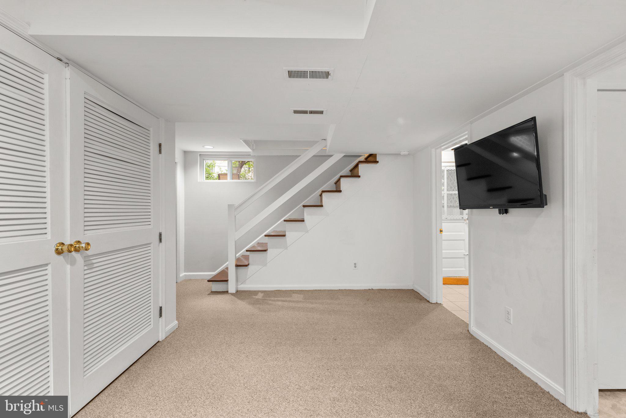 807 Islington STREET