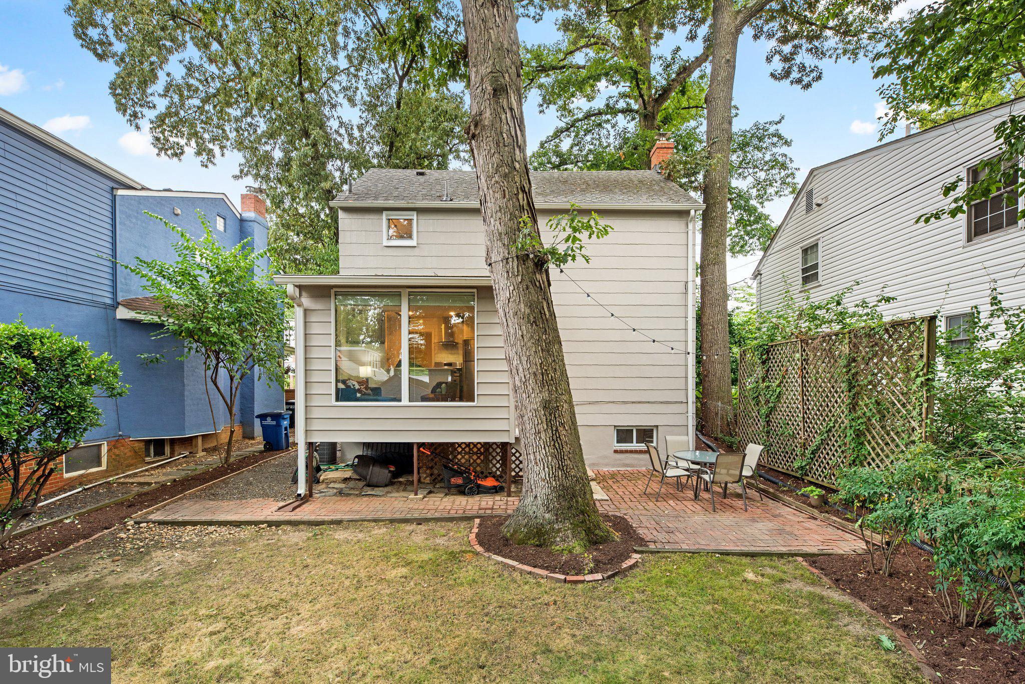 807 Islington STREET